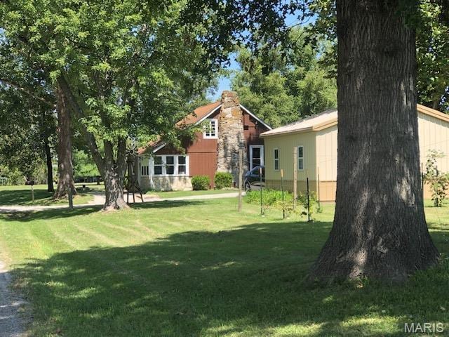 view of green lawn