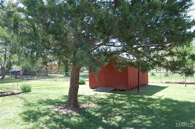 view of yard featuring a shed and an outdoor structure