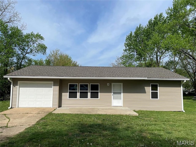 903 S Oak St, Salem, MO 65560 - single story home featuring a garage, a front lawn, and concrete driveway