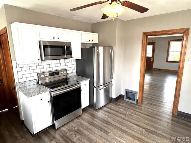 102 E 1st St, Waterloo, IL 62298 - kitchen with stainless steel appliances, tasteful backsplash, baseboards, ceiling fan, and dark wood-style flooring