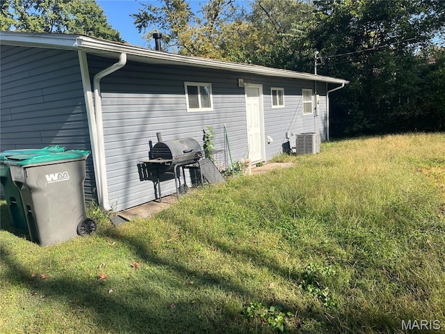 102 W Adams Dr, Cahokia, IL 62206 - view of side of property featuring a lawn