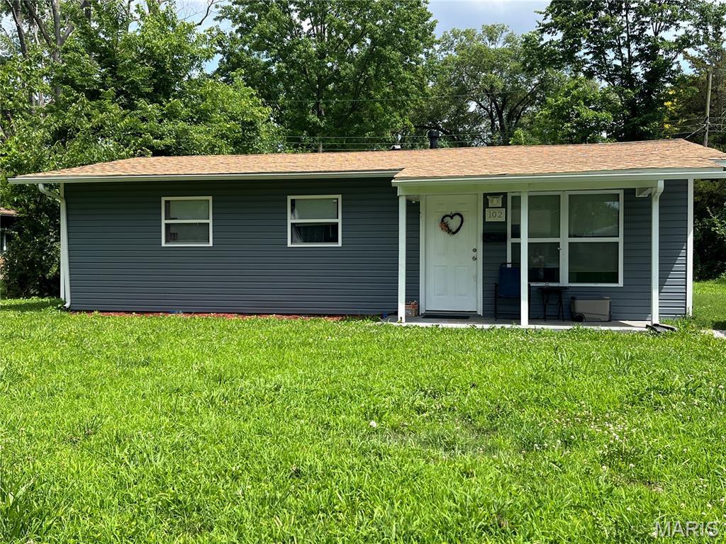 102 W Adams Dr, Cahokia, IL 62206 - ranch-style house with a front lawn