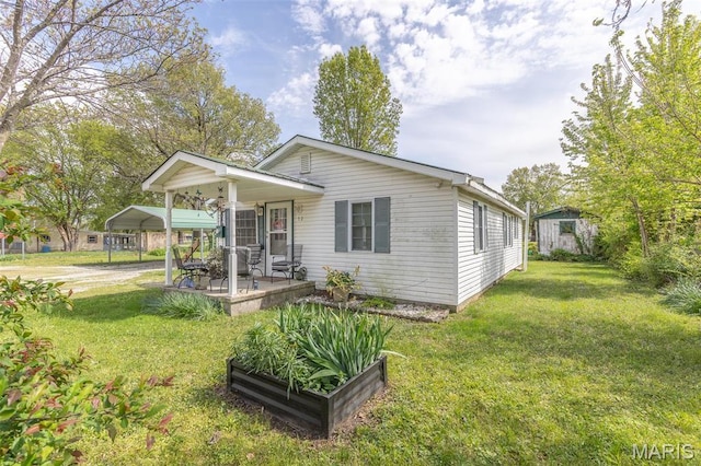 712 Nickey St, Poplar Bluff, MO 63901 - view of front of house featuring a front yard, a carport, and a garden
