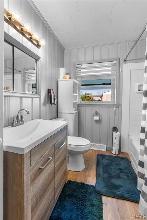 12572 Rd 516, Senath, MO 63876 - bathroom featuring wood finished floors, toilet, vanity, and shower / bath combination with curtain