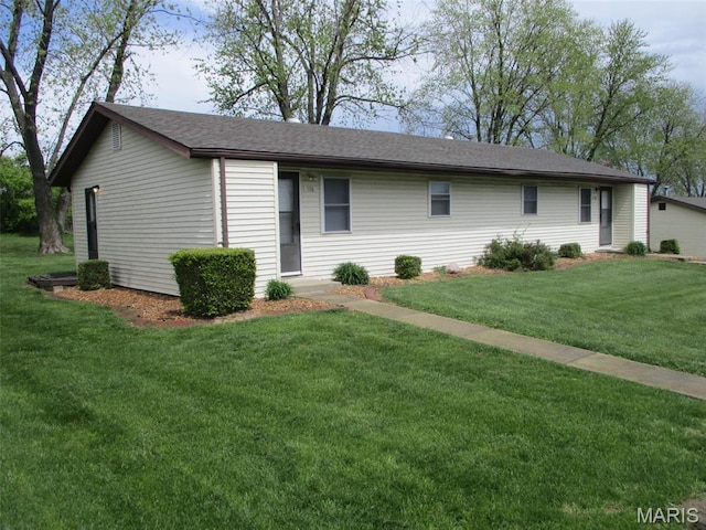 ranch-style home featuring a front lawn