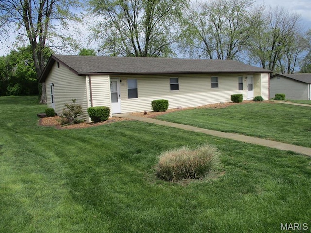 ranch-style house featuring a front yard