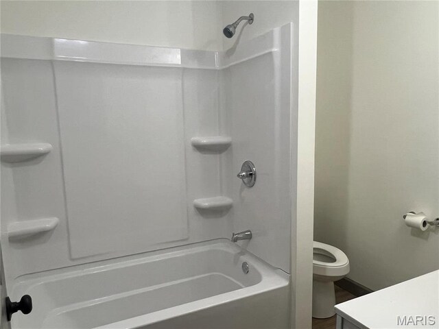 1512 36th St, Hannibal, MO 63401 - full bath featuring toilet, vanity, and washtub / shower combination