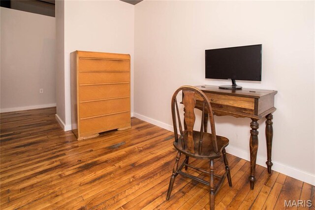 1520 Washington Ave Unit 604, Saint Louis, MO 63103 - home office with hardwood / wood-style floors and baseboards