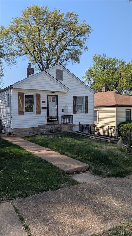 1531 Prather Ave, Saint Louis, MO 63139 - bungalow featuring a chimney, a front yard, and a porch