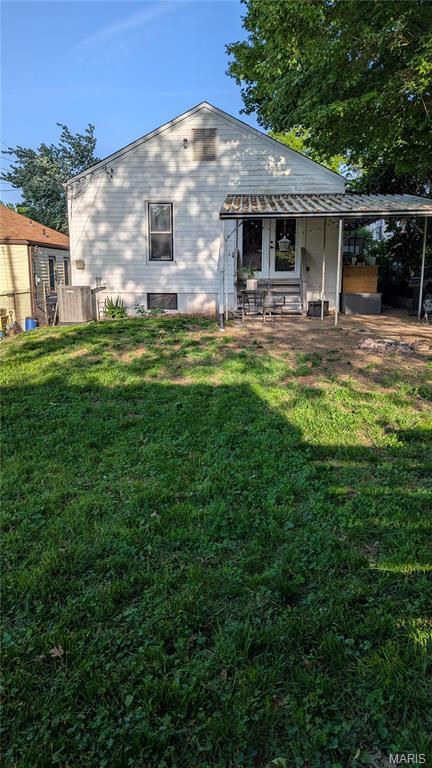 1531 Prather Ave, Saint Louis, MO 63139 - back of house featuring a lawn