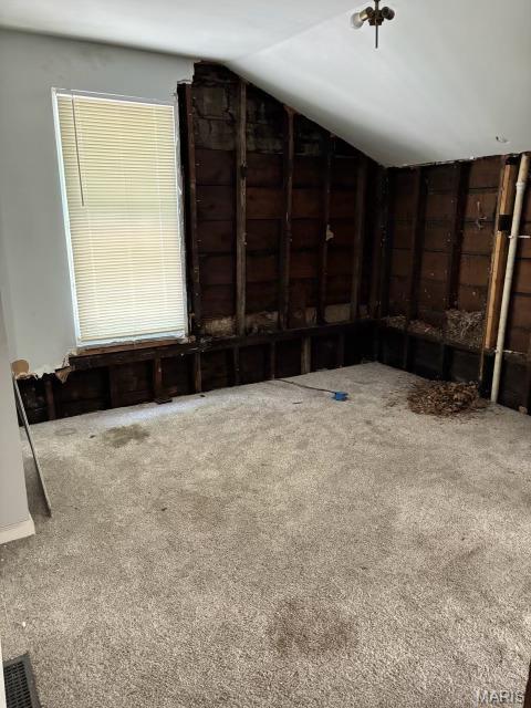 5511 S 37th St, Saint Louis, MO 63116 - unfurnished room with vaulted ceiling and carpet