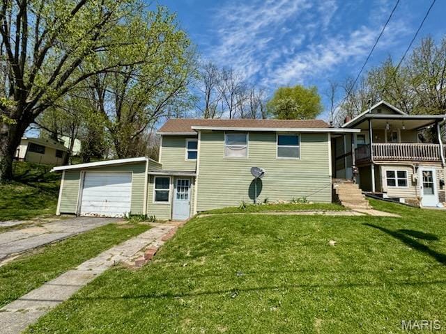 1018 Hayward St, Hannibal, MO 63401 - view of front of home featuring asphalt driveway and a front yard