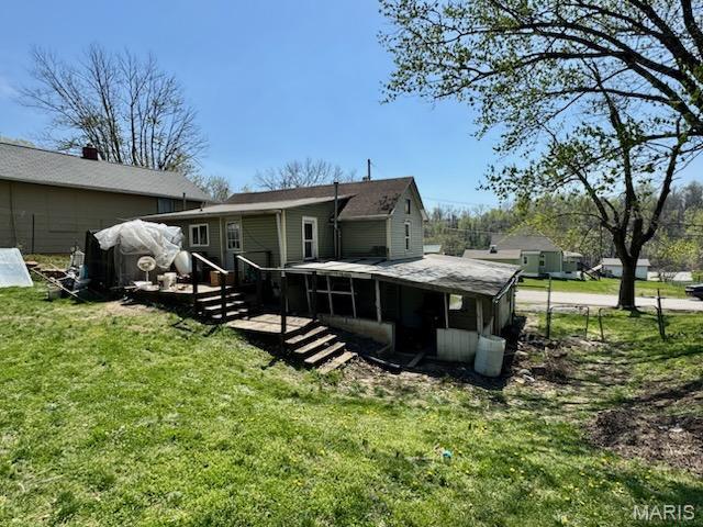 1018 Hayward St, Hannibal, MO 63401 - back of property featuring a sunroom and a yard
