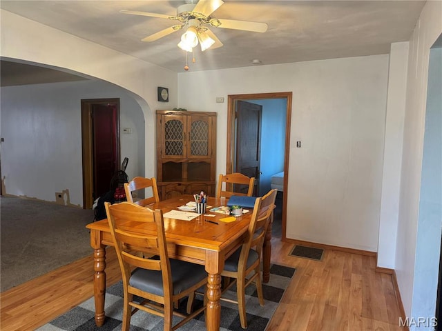 304 Reuter St, Park Hills, MO 63601 - dining area featuring arched walkways, light wood-style flooring, and a ceiling fan