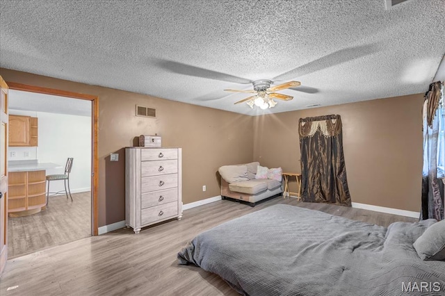 bedroom featuring light wood-style flooring, baseboards, and ceiling fan