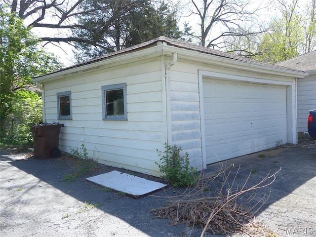 340 Wedge Dr, Saint Louis, MO 63135 - view of garage