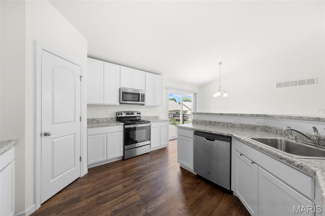 5341 Trailhead Ct, Eureka, MO 63025 - kitchen with stainless steel appliances, a sink, white cabinets, light countertops, and dark wood finished floors
