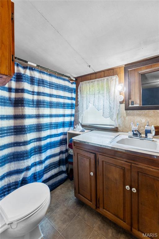 1821 Pcr 916, Perryville, MO 63775 - bathroom with vanity, tile patterned floors, toilet, and curtained shower