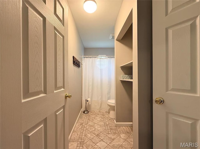 632 N Lafitte Dr, Bonne Terre, MO 63628 - bathroom featuring toilet, baseboards, a shower with curtain, and tile patterned flooring
