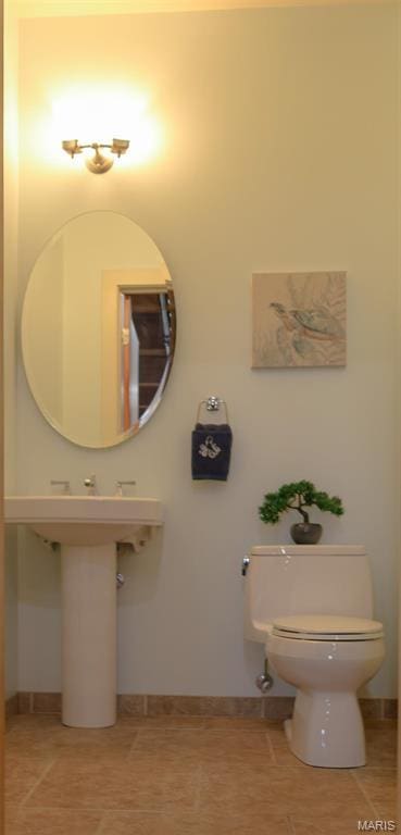 1015 Washington Ave Unit 507, Saint Louis, MO 63101 - bathroom featuring toilet, baseboards, and tile patterned floors