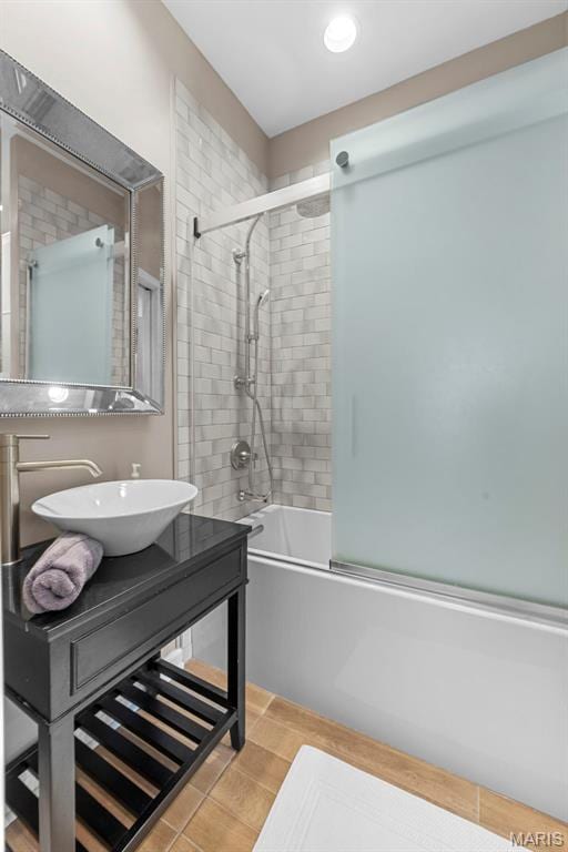 4366 W Pine Blvd Unit Cw, Saint Louis, MO 63108 - full bath with bath / shower combo with glass door and vanity