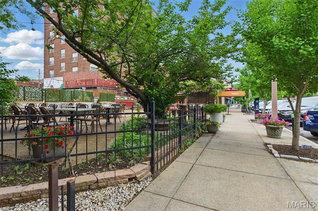4366 W Pine Blvd Unit Cw, Saint Louis, MO 63108 - view of home's community featuring fence