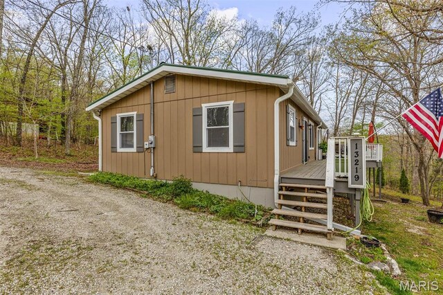 13219 Apache Point Dr, Saint Genevieve, MO 63670 - view of side of home with a deck