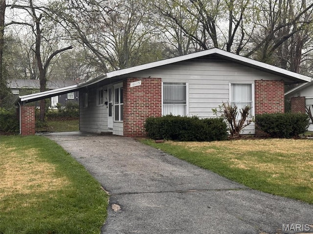 10115 Saffron Dr, Saint Louis, MO 63136 - ranch-style home with driveway, a front yard, brick siding, and a carport