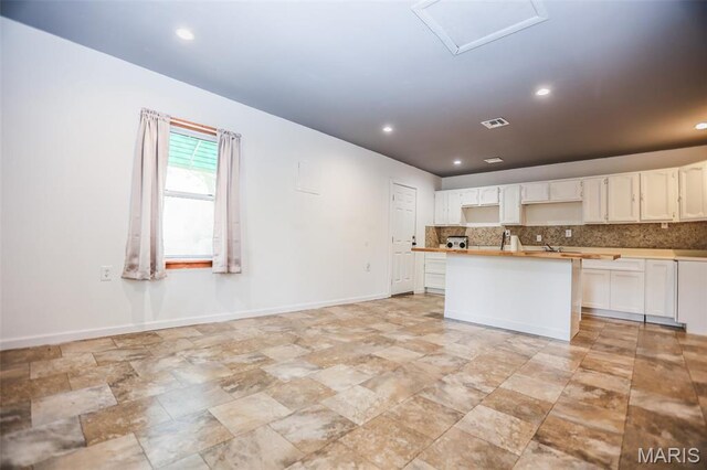 5507 Sassafras Ln, High Ridge, MO 63049 - kitchen featuring a kitchen island, baseboards, tasteful backsplash, and recessed lighting