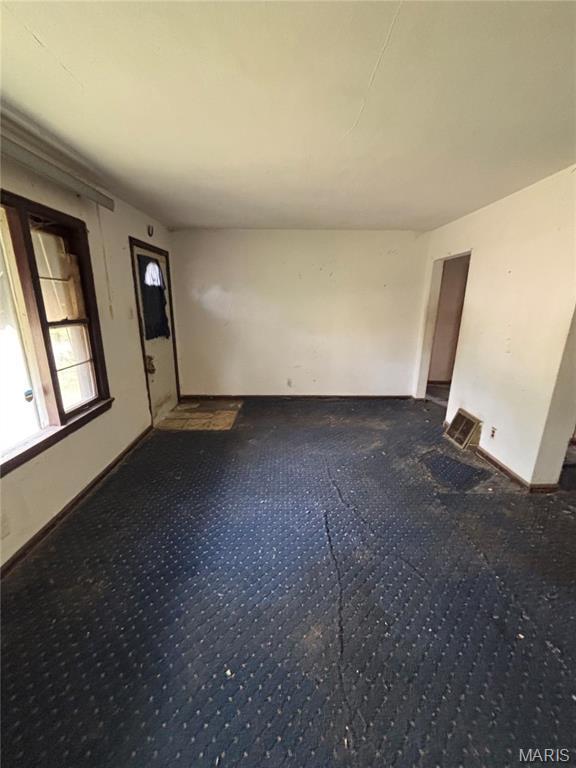 510 Ames Pl, Ferguson, MO 63135 - unfurnished room featuring carpet floors and baseboards