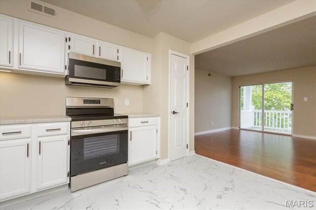 149 Jubilee Hill Dr Unit H, Grover, MO 63040 - kitchen with stainless steel appliances, white cabinetry, light countertops, and baseboards
