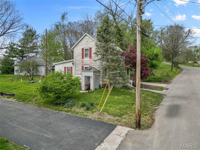 883 Biltmore St, Saint Genevieve, MO 63670 - traditional-style house with a front lawn