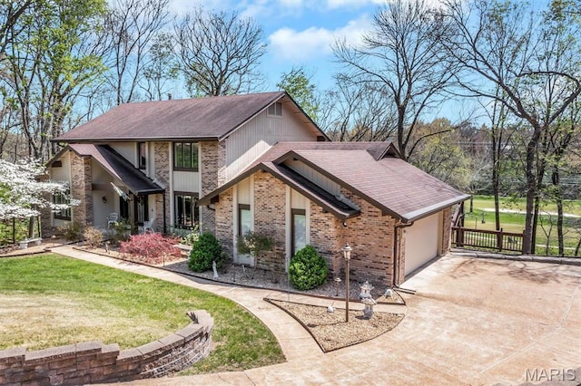 view of front of property featuring brick siding, driveway, roof with shingles, and a front yard