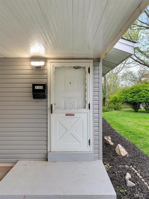 3100 Edgemont Ct, Saint Ann, MO 63074 - entrance to property with a lawn