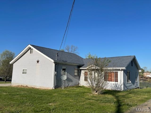 515 S Main St, Fredericktown, MO 63645 - rear view of house featuring a yard
