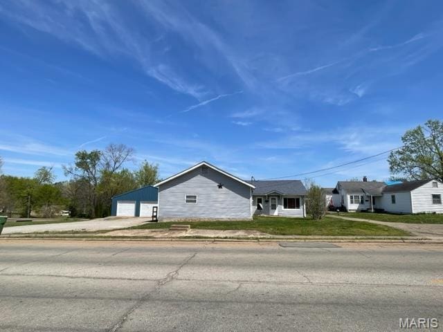 515 S Main St, Fredericktown, MO 63645 - view of front facade featuring a garage, an outbuilding, concrete driveway, and a front lawn