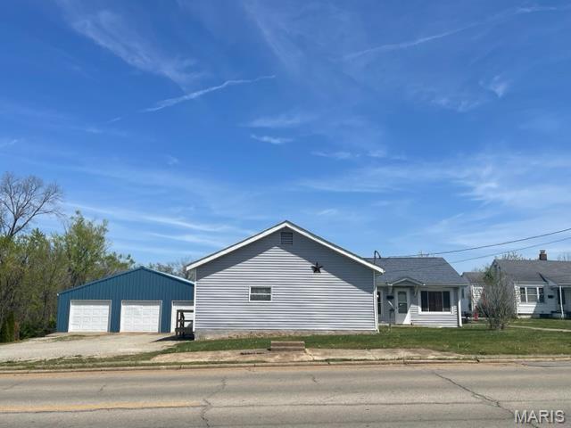 515 S Main St, Fredericktown, MO 63645 - view of front facade with a detached garage, an outdoor structure, and driveway