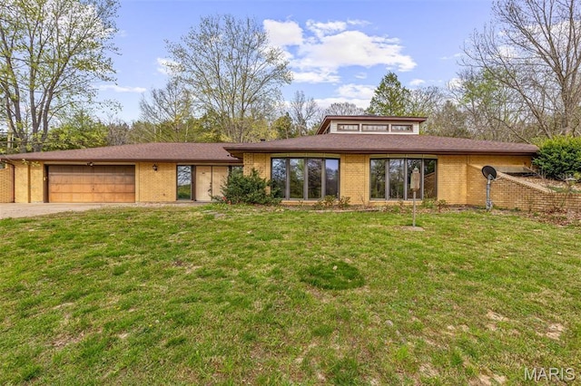 3581 Jarvis Rd, Hillsboro, MO 63050 - mid-century inspired home featuring brick siding, an attached garage, a front yard, and driveway