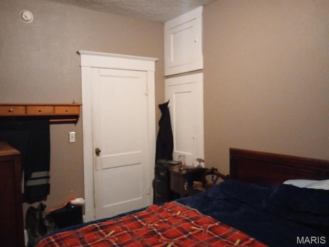 306 Kingshighway, East Alton, IL 62024 - bedroom with a textured ceiling