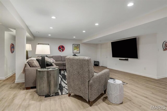 500 Overlook Terrace Court, Eureka, MO 63025 - living area featuring light wood-type flooring, baseboards, and recessed lighting
