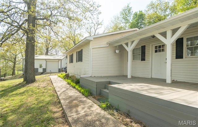 16747 Chalk Bluff Trl, Dexter, MO 63841 - view of side of home with a detached garage
