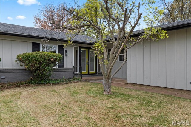 11735 Old Halls Ferry Rd, Florissant, MO 63033 - entrance to property with a lawn and roof with shingles