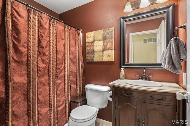 601 John David Dr, Farmington, MO 63640 - full bath with toilet, vanity, and a textured wall