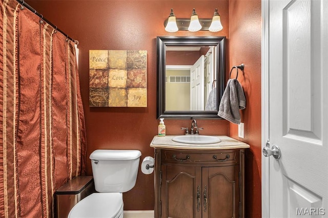601 John David Dr, Farmington, MO 63640 - full bath featuring vanity, toilet, and a textured wall
