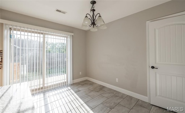 11175 Lexington Ln, Rolla, MO 65401 - unfurnished room featuring a chandelier and baseboards