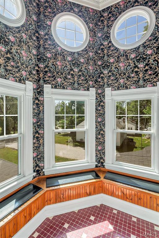 100 Lewis St, Troy, MO 63379 - detailed view of wallpapered walls