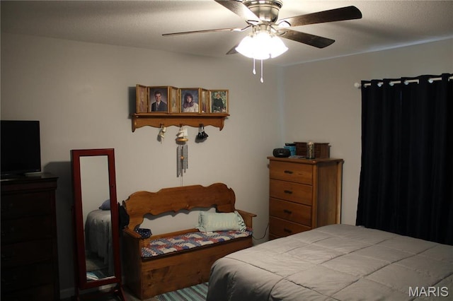 bedroom with ceiling fan
