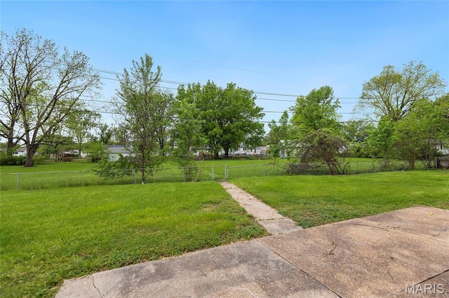 2126 Aristocrat Dr, Florissant, MO 63031 - view of yard