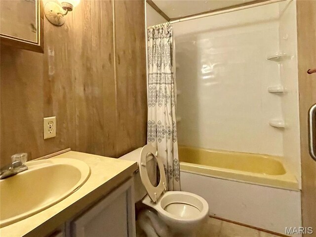 12678 Hyfield Rd, De Soto, MO 63020 - bathroom with shower / bath combination with curtain, toilet, and vanity