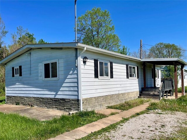 12678 Hyfield Rd, De Soto, MO 63020 - view of front facade with a porch